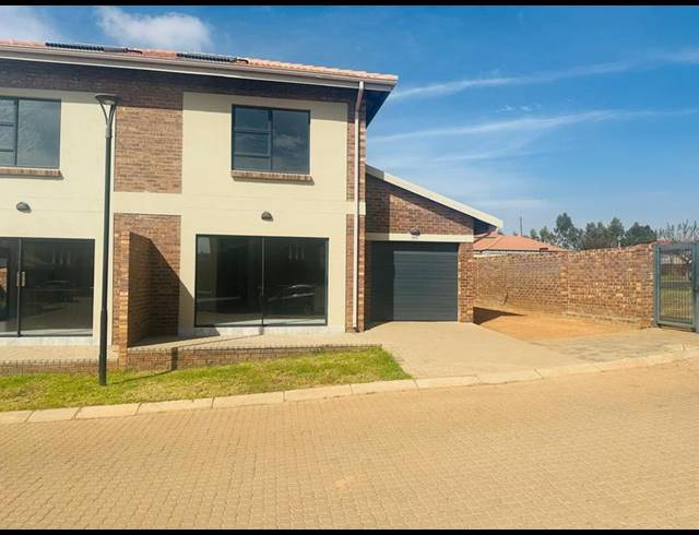 3 BEDROOM TOWNHOUSE FOR SALE IN DIE HEUWEL